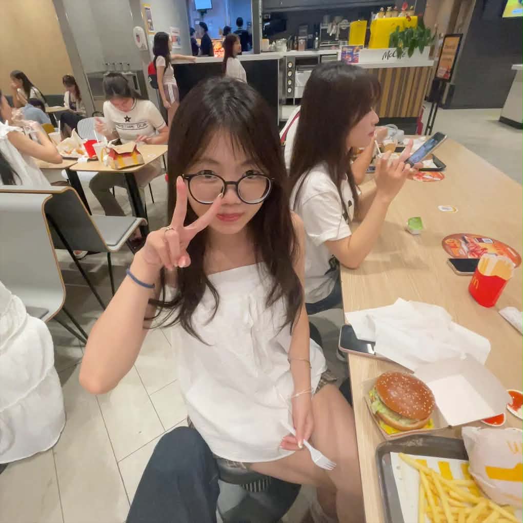 Mình đi ăn macdonald với nhau do em thèm burger