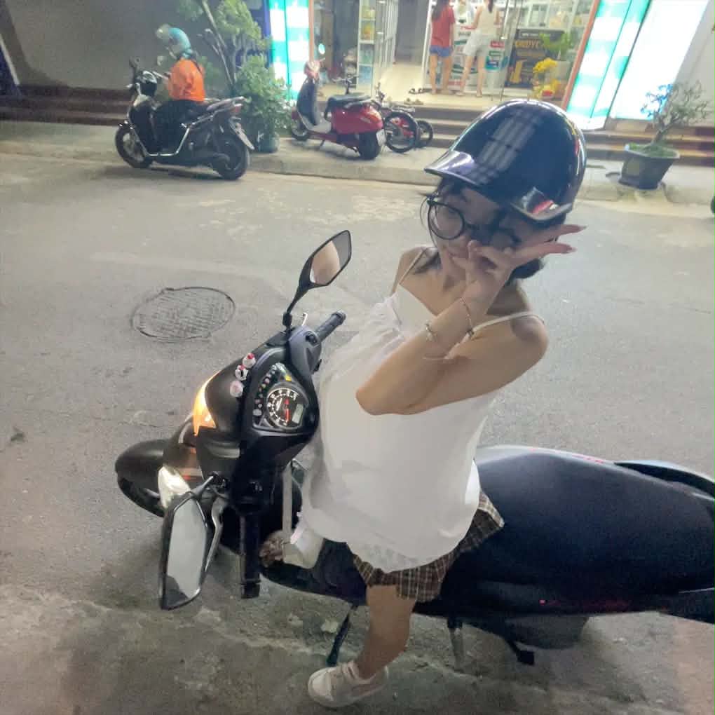 Em đi làm về nên qua chơi với anh để an ủi anh nè